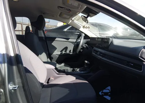 2025 Kia K4 Lxs z USA, uszkodzony, nr VIN 3KPFT4DE0SE028387